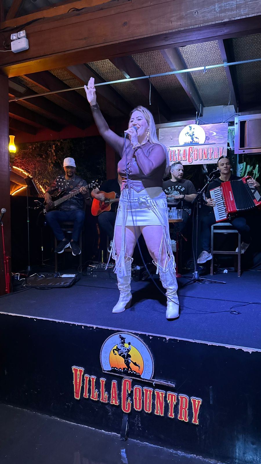 Cantora Sertaneja - Thalita Ferrari - Foto 1