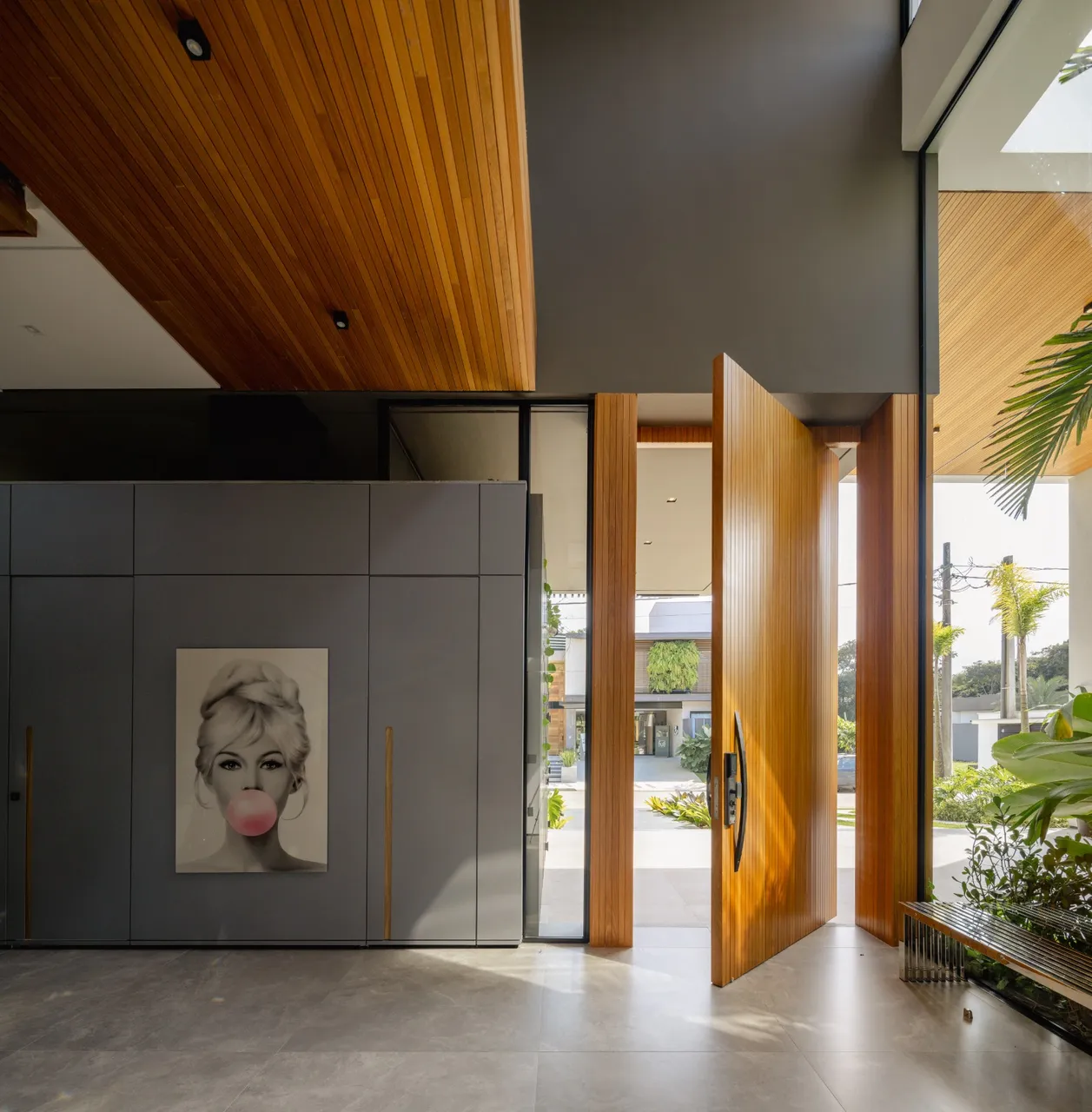 Melhore a fachada de sua casa com as nossas Portas Pivotantes!  PHANDA PORTAS