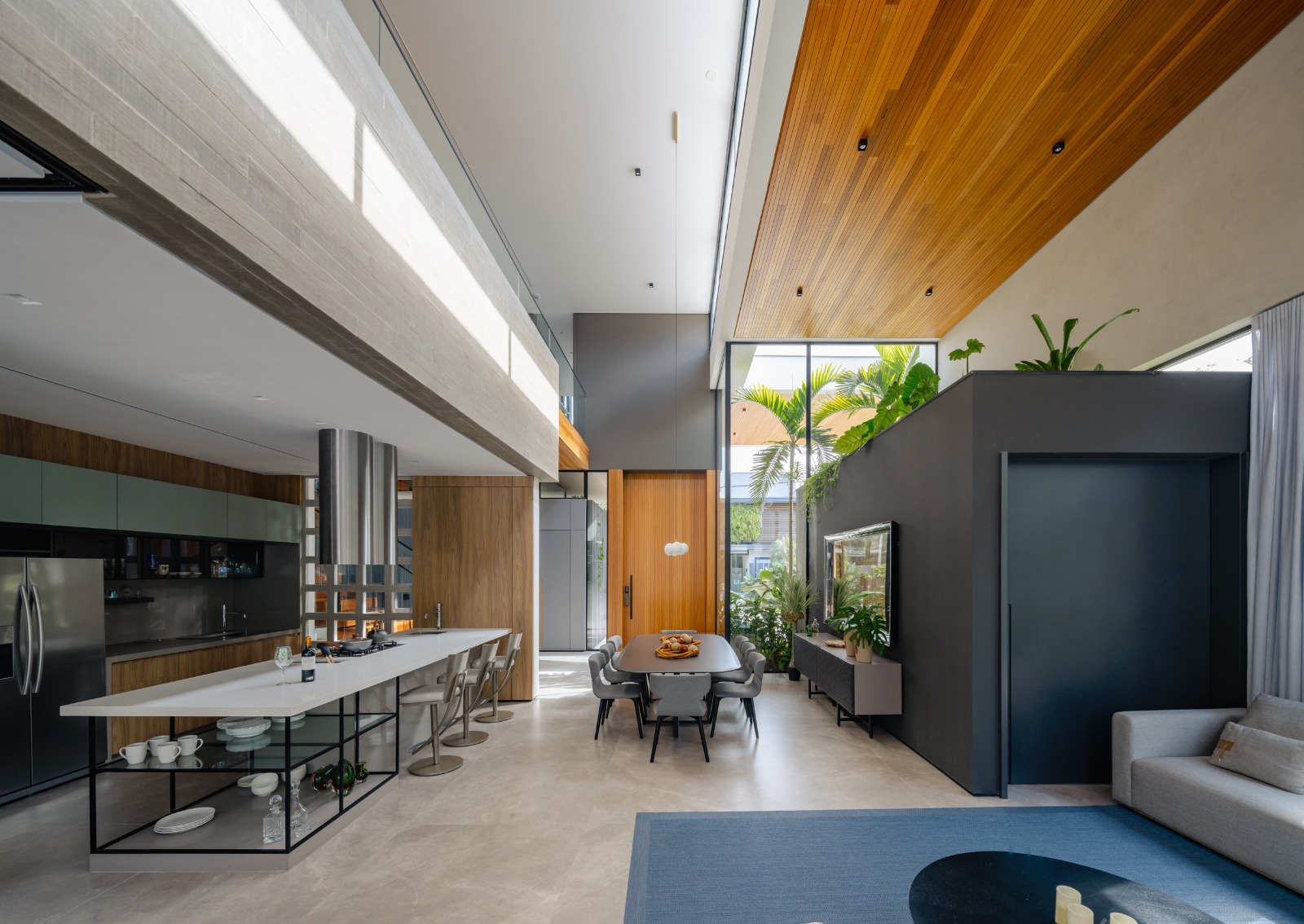 Melhore a fachada de sua casa com as nossas Portas Pivotantes!  PHANDA PORTAS - Foto 2